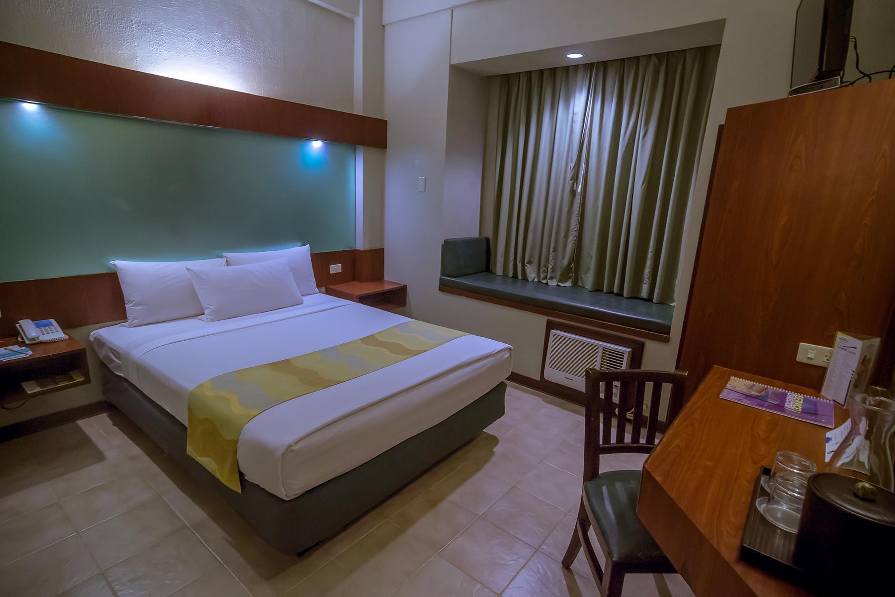 Microtel By Wyndham Tarlac Ngoại thất bức ảnh