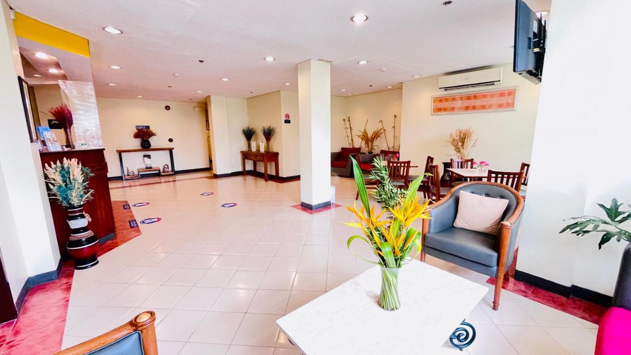 Microtel By Wyndham Tarlac Ngoại thất bức ảnh