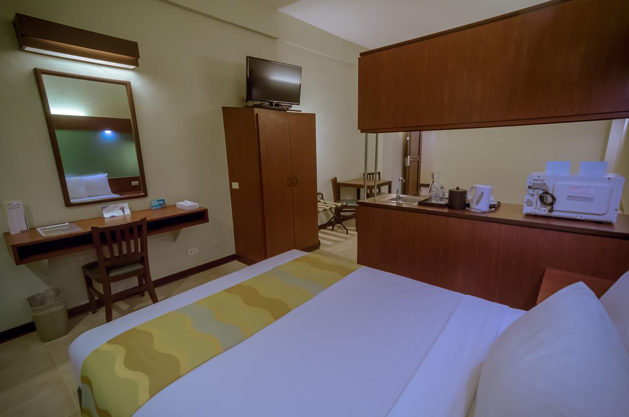 Microtel By Wyndham Tarlac Ngoại thất bức ảnh